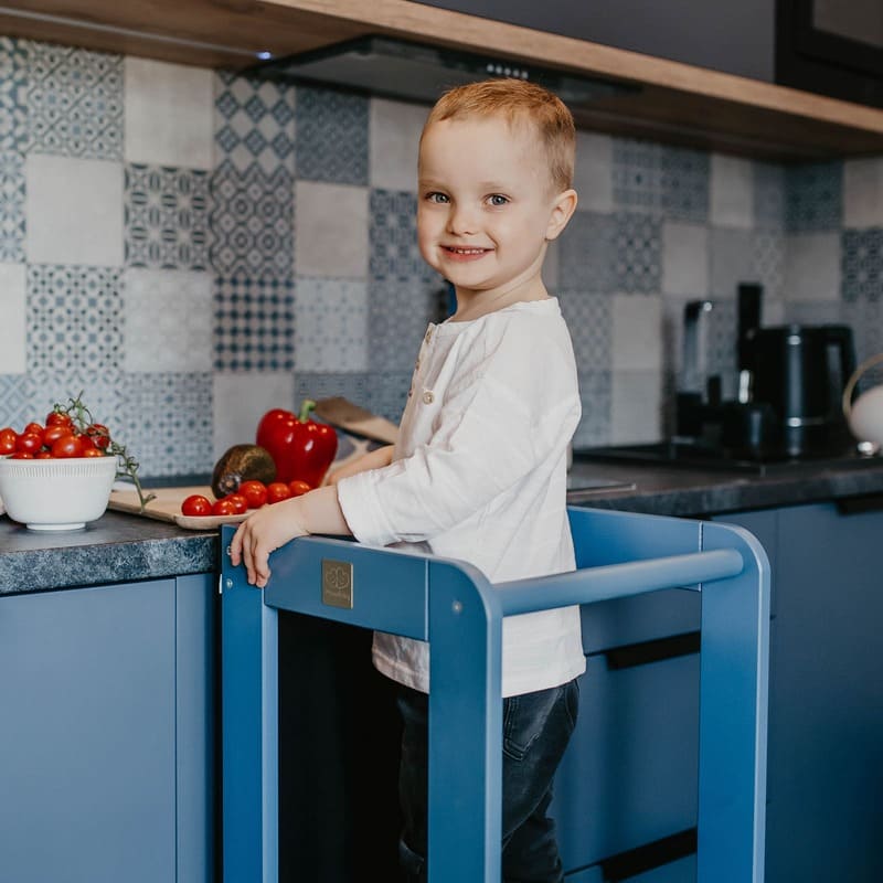 tour apprentissage montessori avec tableau bleu